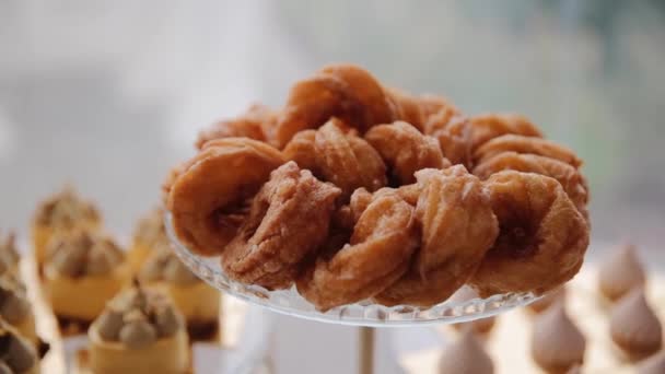 Європейські Традиційні Пончики Смажать Покривають Солодким Порошком Солодкі Цукерки Барний — стокове відео