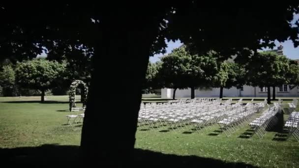 結婚式でゲストのための白い椅子 庭で行われる結婚式 芝生の結婚式のための椅子 スティディカム ショット — ストック動画