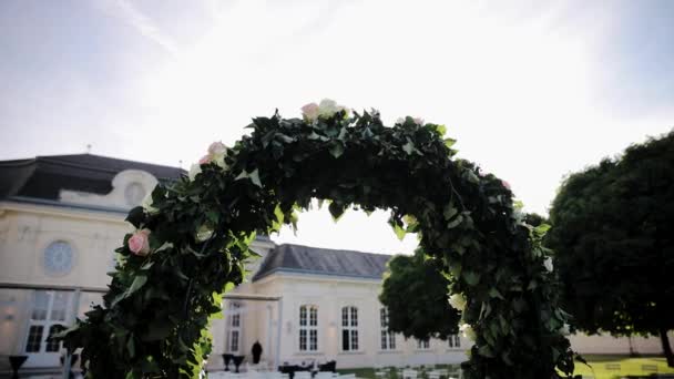 Wedding Floral Decorations Arch Flowers Palace Backyard Outdoor Wedding Ceremony — Stock Video