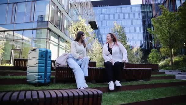 两个女性朋友在城市公园开会 他们谈笑风生 消磨时光 — 图库视频影像