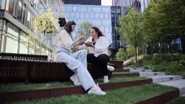 Två Kvinnor Njuter Sin Måltid Utomhus Lunchrasten Kontorsarbetare Äter Kinesiska — Stockvideo