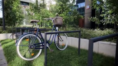 Bisiklet için güvenlik ve hırsızlık önleme kilidi. Avrupa 'daki açık otopark. Bisikletler için umumi park yeri. Bisikleti çalınmaktan korumak.