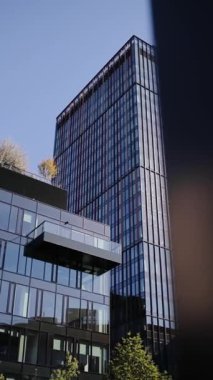 İş ve finans kavramı, Polonya 'nın Varşova finans bölgesinde modern ofis mimarisi. Dikey video