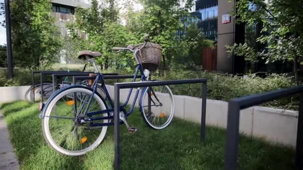 Segurança Bloqueio Roubo Para Bicycle Outdoor Estacionamento Cidade Europeia Estacionamento — Vídeo de Stock