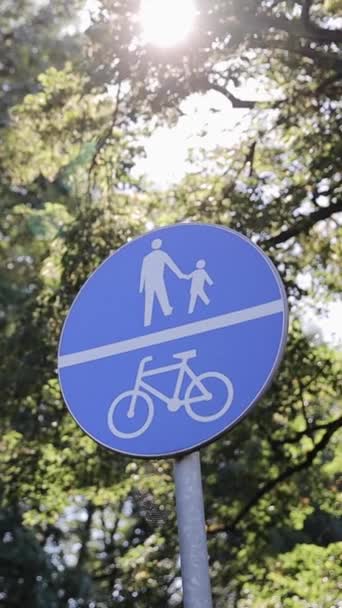 Круглая Дорожная Вывеска Означает Велосипедную Дорожку Пешеходную Дорожку Дорожный Знак — стоковое видео