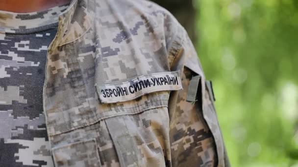 Ukrán Hadsereg Katonája Ukrán Fegyveres Erők Ékköve Embléma Közelsége — Stock videók