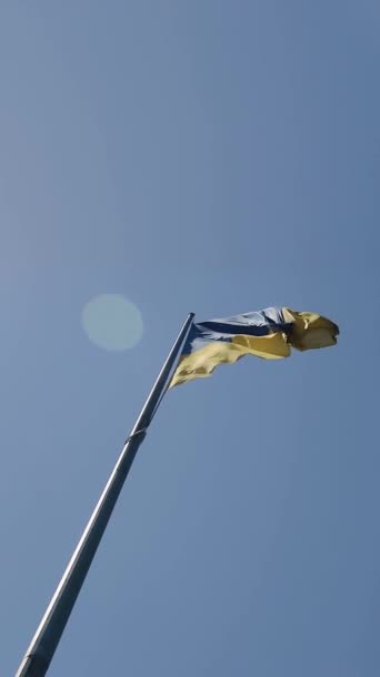 Slow Motion Ukraina Flagga Viftande Mot Klar Himmel Blå Och — Stockvideo