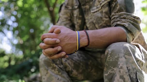 Homme Uniforme Plié Les Mains Soldat Avec Ruban Bleu Jaune — Video