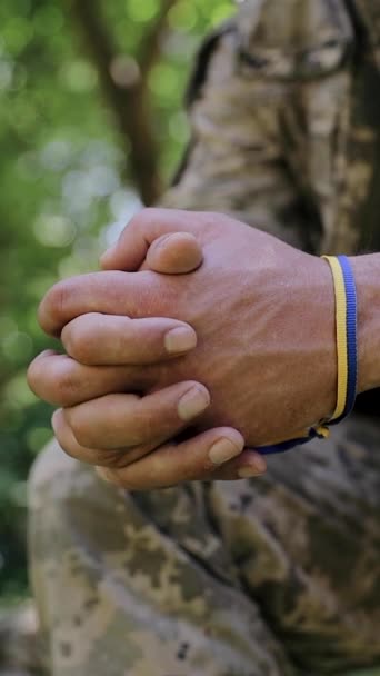Mężczyzna Mundurze Złożył Ręce Żołnierz Niebiesko Żółtą Wstążką Nadgarstku Ukraiński — Wideo stockowe