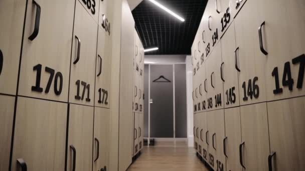 Profesyonel Spor Kulübünün Soyunma Odalarında Dolaşıyorum Soyunma Kabinleri Soyunma Odasında — Stok video
