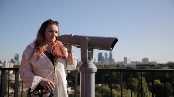 Beautiful Female Traveler Red Hair Looking Tower Binoculars Optical Viewer — Stock Video