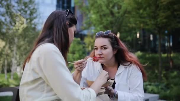 Dwie Kobiety Jedzą Posiłek Zewnątrz Podczas Przerwy Obiadowej Chińskie Pierogi — Wideo stockowe