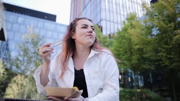 Une Femme Adulte Prend Son Repas Dehors Pendant Pause Déjeuner — Video