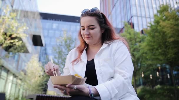Χαριτωμένη Λευκή Γυναίκα Απολαμβάνει Γεύμα Της Έξω Κατά Διάρκεια Του — Αρχείο Βίντεο