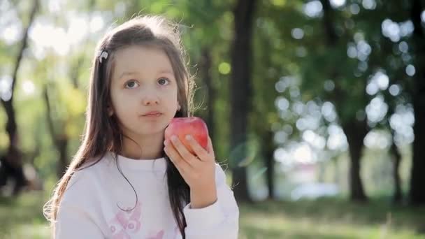 Holčička Školce Červené Jablko Kluk Ovoce Dítě Kouše Ovoce Žvýká Stock Záběr