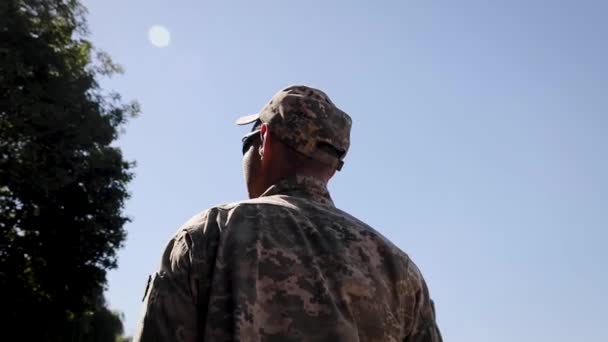 Вид Ззаду Солдата Чоловіка Який Вийшов Військову Службу Людина Військовій — стокове відео