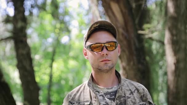 一名专业的乌克兰年轻士兵的特写镜头看着摄像机 目睹了真正战争的人的眼睛 — 图库视频影像