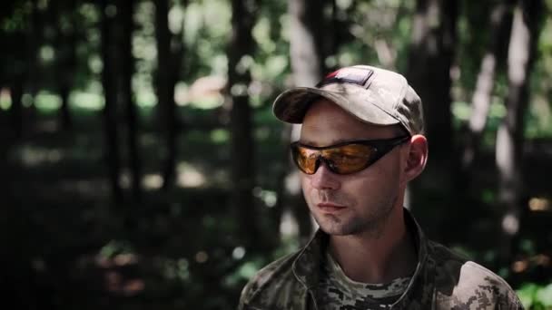 Jeune Soldat Regarde Lentement Dans Une Forêt Profonde Homme Dévoué — Video