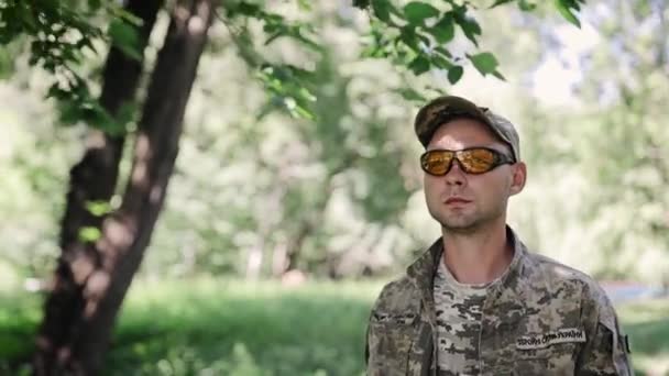 身着军服的人慢吞吞地走在森林深处 服兵役的概念 胸部意思是 乌克兰空军 乌克兰武装部队 的文字 — 图库视频影像