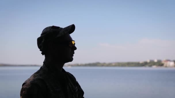 Σιλουέτα Ουκρανού Στρατιώτη Στρατιωτική Στολή Φόντο Λίμνης Φοράει Προστατευτικά Γυαλιά — Αρχείο Βίντεο