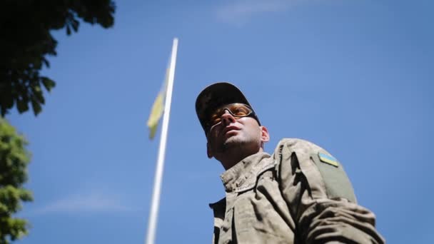 Detailní Záběr Ukrajinského Vojáka Stojícího Pod Velkou Modrou Žlutou Ukrajinskou Stock Video