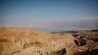 Musevi Çölü 'ndeki Kanyon Ölü Deniz' de Yehuda, İsrail 'in güzel İsrail Çölü Dağları' nın üzerinde mor şafak gökyüzü