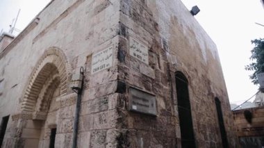 Kudüs 'ün eski şehri, tüm Yahudiler için kutsal bir yer, Tapınak Dağı' ndaki Batı Duvarı. Batı Duvarının Yön Tabelası