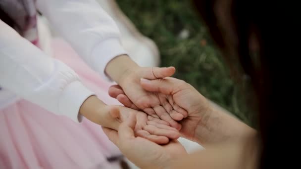 Konsep Keluarga Bahagia Ibu Merawat Anak Ibu Memegang Tangan Gadis — Stok Video