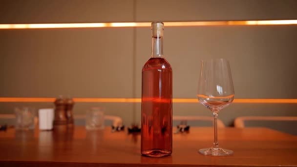 Ακριβά Μπουκάλια Κρασί Χωρίς Ετικέτα Στο Κελάρι Ιδιωτικό Εστιατόριο Οινοποιείο — Αρχείο Βίντεο