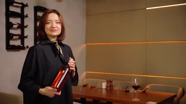 Samice Sommelier Drží Láhev Vína Vinařské Restauraci Koncept Soukromého Vinařství — Stock video