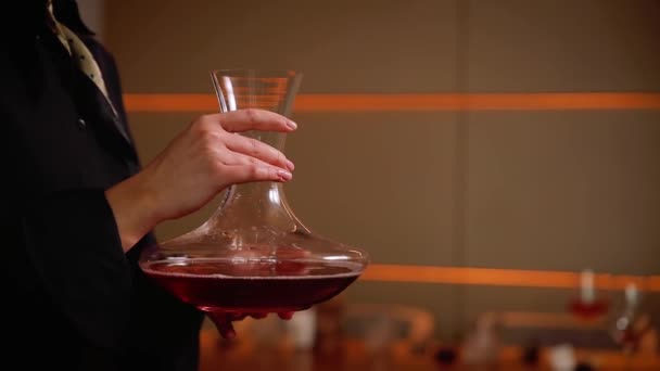 Şarap Sürahisi Içen Şarap Garsonu Yakın Plan — Stok video