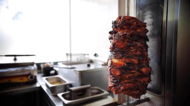 Donner kebap için iştah açıcı tavuk eti, veya jiroskoplar veya rosto çevirmeler. Kuzu eti dikey bir şişin üzerine monte edilmiş ve kömürün üzerinde ızgara yapılmış. Türk Mutfağı