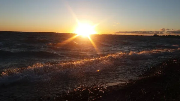 Nehrin üzerinde güzel bir gün batımı