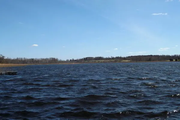 Nehir ve gölü olan güzel bir manzara.