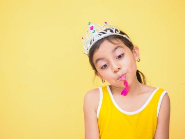 Karnaval kutlama kızı sarı arka planda sevimli