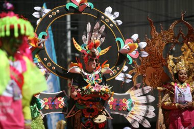 Surabaya sakinleri Rujak Ulek festivaline geleneksel kıyafet ve kostümlerle katılıyorlar.