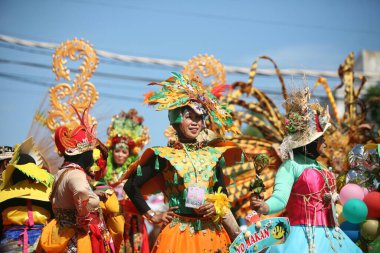 Surabaya sakinleri Rujak Ulek festivaline geleneksel kıyafet ve kostümlerle katılıyorlar.