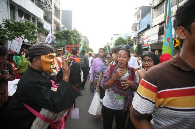 Surabaya sakinleri Rujak Ulek festivaline geleneksel kıyafet ve kostümlerle katılıyorlar.