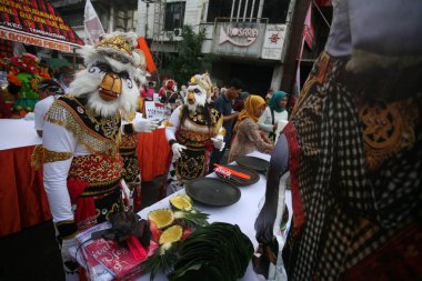 Surabaya sakinleri Rujak Ulek festivaline geleneksel kıyafet ve kostümlerle katılıyorlar.