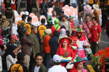 Surabaya sakinleri Rujak Ulek festivaline geleneksel kıyafet ve kostümlerle katılıyorlar.