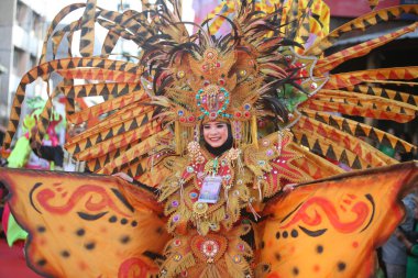 Surabaya sakinleri Rujak Ulek festivaline geleneksel kıyafet ve kostümlerle katılıyorlar.