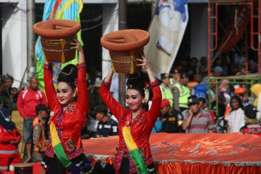 Surabaya sakinleri Rujak Ulek festivaline geleneksel kıyafet ve kostümlerle katılıyorlar.
