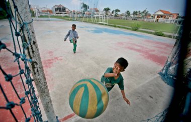 Çocuklar Surabaya, Doğu Java, Endonezya 'da futbol oynuyorlar.