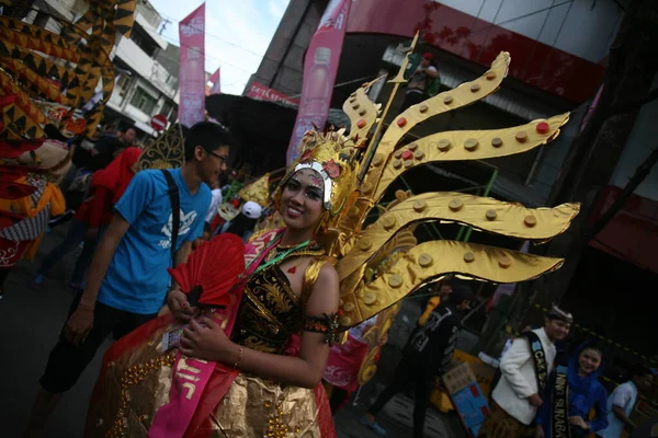 Residenti Surabaya Partecipano Alla Celebrazione Del Festival Rujak Ulek Indossando — Foto Stock