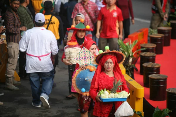 Les Résidents Surabaya Participent Célébration Festival Rujak Ulek Portant Des — Photo