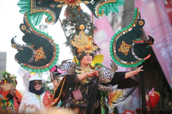 Mieszkańcy Surabaya Uczestniczą Obchodach Festiwalu Rujak Ulek Tradycyjnych Strojach Kostiumach — Zdjęcie stockowe