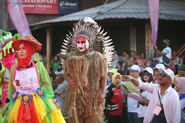 Surabaya Lakói Részt Vesznek Rujak Ulek Fesztivál Megünneplésében Hagyományos Ruhák — Stock Fotó