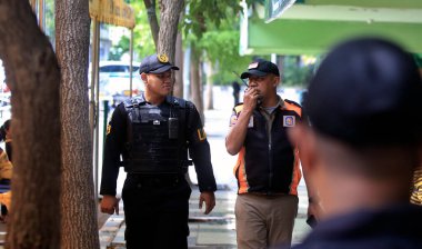 Askeri üniformalı bir polis memuru kameranın önünde.