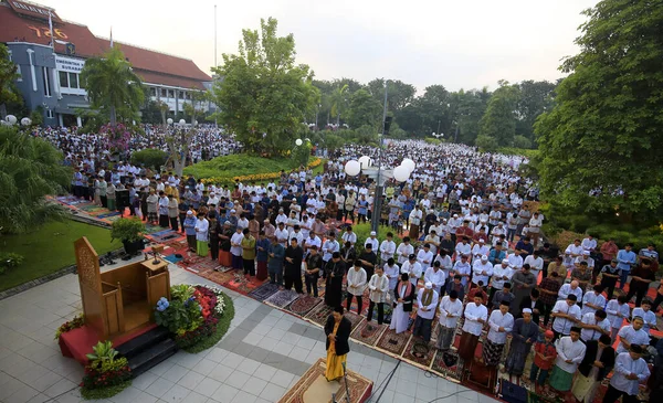 Les Musulmans Indonésiens Accomplissent Prière Aïd Fitr Surabaya Java Oriental — Photo