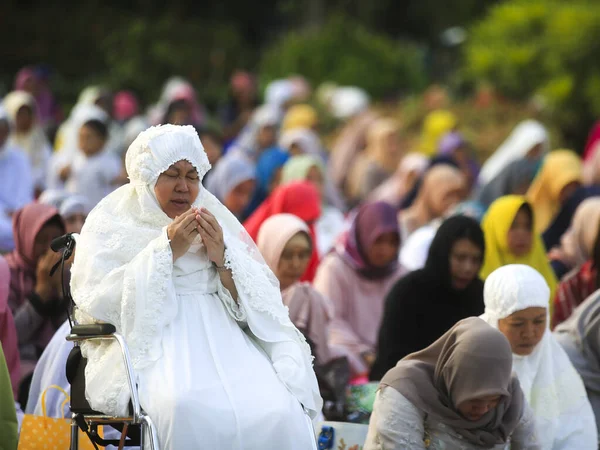 Muçulmanos Indonésios Realizam Oração Eid Fitr Surabaya Java Oriental — Fotografia de Stock
